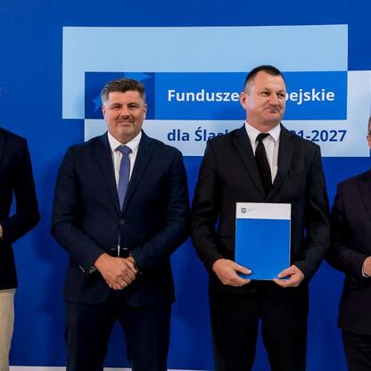 Wicemarszałek Grzegorz Boski i jego współpracownicy prezentują certyfikaty w ramach projektu 