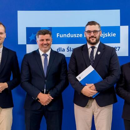 Wicemarszałek Grzegorz Boski i jego współpracownicy przedstawiają projekt Funduszy Europejskich dla Śląska 2021-2027. (wygenerowano przez AI)