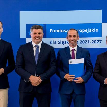 Wicemarszałek Województwa Śląskiego Grzegorz Boski oraz jego współpracownicy uczestniczą w uroczystości wręczenia listów gratulacyjnych beneficjentom konkursów związanych z rozwojem energetyki i efekt (wygenerowano przez AI)