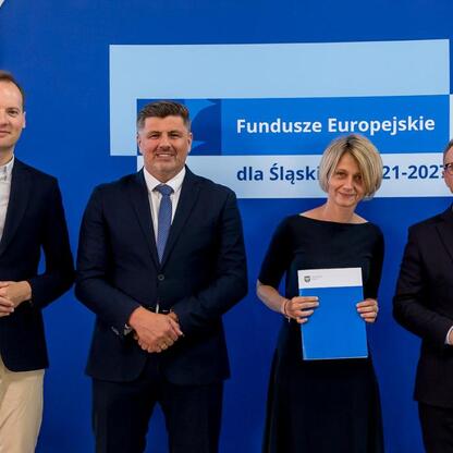 Wicemarszałek Grzegorz Boski i jego współpracownicy podczas uroczystości wręczenia listów gratulacyjnych beneficjentom projektów związanych z funduszami europejskimi dla Śląska. (wygenerowano przez AI)