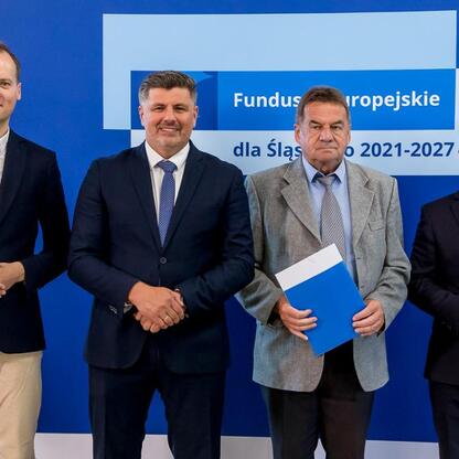 Wicemarszałek Województwa Śląskiego Grzegorz Boski oraz inni urzędnicy prezentują listy beneficjentów projektów energetycznych finansowanych z Europejskich Funduszy dla Śląska 2021-2027. (wygenerowano przez AI)
