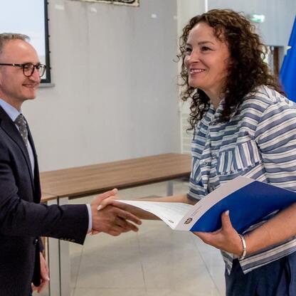 Grzegorz Boski, Wicemarszałek Województwa Śląskiego, wręcza gratulacje beneficjentom projektów energetycznych finansowanych z Europejskich Funduszy. (wygenerowano przez AI)