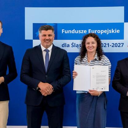 Wicemarszałek Grzegorz Boski wręcza beneficjentom listy gratulacyjne w ramach Funduszy Europejskich dla Śląska 2021-2027. (wygenerowano przez AI)
