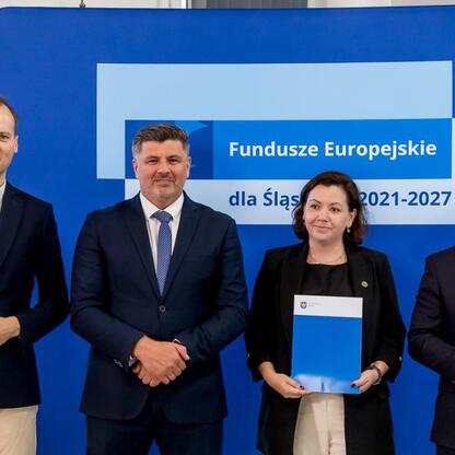 Grzegorz Boski, wicemarszałek Województwa Śląskiego, wręcza listy gratulacyjne beneficjentom konkursów związanych z rozwojem energetyki i efektywności budynków użyteczności publicznej w ramach Fundusz (wygenerowano przez AI)