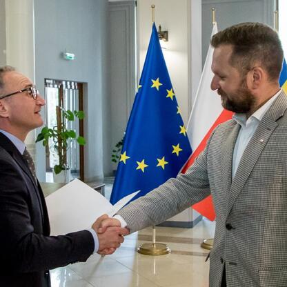 Grzegorz Boski i Jacek Jarco wręczają listy gratulacyjne beneficjentom konkursów związanych z rozwojem energetyki i efektywnością budynków użyteczności publicznej w Silesia. (wygenerowano przez AI)