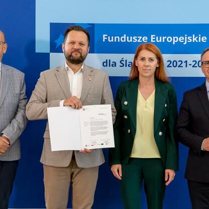 Wicemarszałek Grzegorz Boski wręcza listy gratulacyjne beneficjentom projektów energetycznych w ramach Funduszy Europejskich dla Śląska 2021-2027. (wygenerowano przez AI)