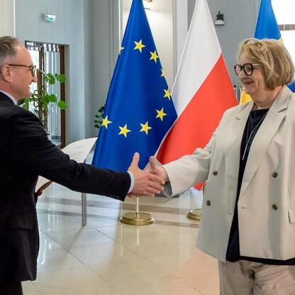 Grzegorz Boski, wicemarszałek Województwa Śląskiego, wręcza listy gratulacyjne beneficjentom projektów energetycznych finansowanych ze środków Unii Europejskiej. (wygenerowano przez AI)