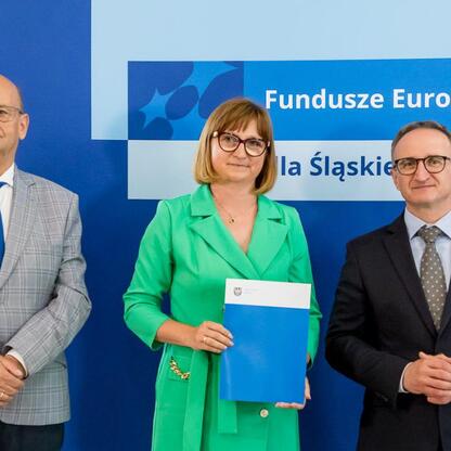 Wicemarszałek Grzegorz Boski i jego współpracownicy przedstawiają logo Funduszy Europejskich dla Śląska 2021-2027. (wygenerowano przez AI)