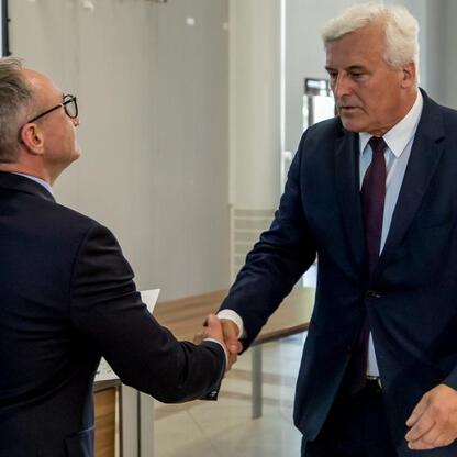 Grzegorz Boski, wicemarszałek Województwa Śląskiego, wręcza listy gratulacyjne beneficjentom projektów energetycznych województwa. (wygenerowano przez AI)