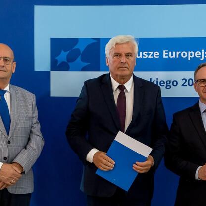 Wicemarszałek Grzegorz Boski i jego współpracownicy przedstawiają projekty finansowane z Europejskich Funduszy dla Śląska 2021-2027. (wygenerowano przez AI)