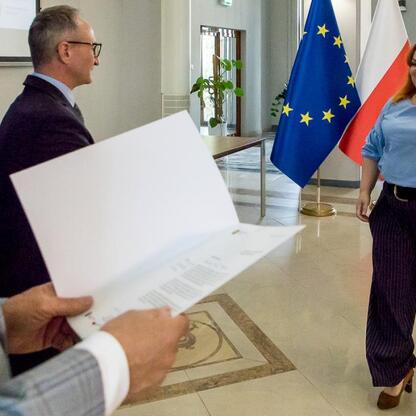 Wicemarszałek Grzegorz Boski wręcza listy gratulacyjne beneficjentom projektów energetycznych w Silesia. (wygenerowano przez AI)