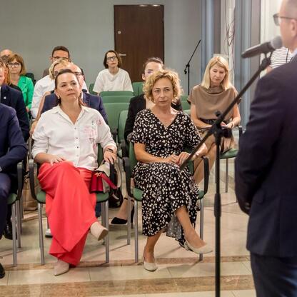 Wernisaż w Urzędzie Marszałkowskim Województwa Śląskiego, gdzie prezentowane są certyfikaty dla beneficjentów projektów energetycznych z Unii Europejskiej. (wygenerowano przez AI)