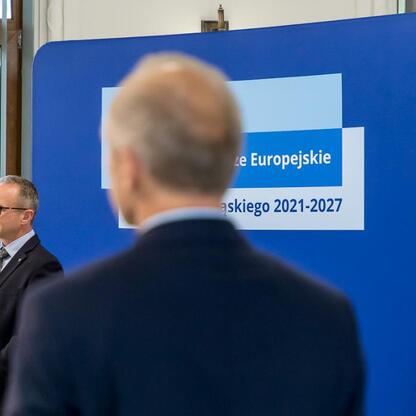 Wicemarszałek Grzegorz Boski wręcza listy gratulacyjne beneficjentom projektów energetycznych województwa śląskiego. (wygenerowano przez AI)