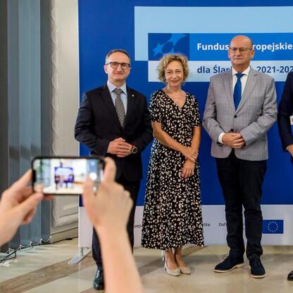 Wicemarszałek Grzegorz Boski i jego współpracownicy wręczają listy gratulacyjne beneficjentom projektów energetycznych województwa śląskiego. (wygenerowano przez AI)