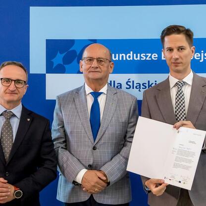 Grzegorz Boski, wicemarszałek Województwa Śląskiego, wręcza listy gratulacyjne beneficjentom projektów energetycznych w ramach Funduszy Europejskich dla Śląska 2021-2027. (wygenerowano przez AI)