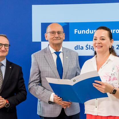 Grzegorz Boski, wicemarszałek Województwa Śląskiego, wręcza listy gratulacyjne beneficjentom konkursów związanych z rozwojem energetyki i efektywnością budynków użyteczności publicznej. (wygenerowano przez AI)