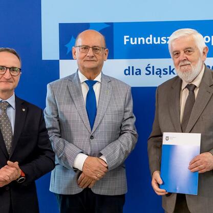 Wicemarszałek Grzegorz Boski i jego współpracownicy prezentują beneficjentom Funduszy Europejskich dla Śląska 2021-2027 certyfikaty za projekty zwiększające efektywność energetyczną i ochronę środowis (wygenerowano przez AI)