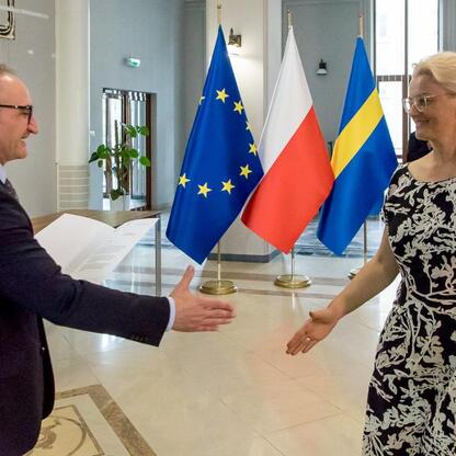 Wicemarszałek Województwa Śląskiego Grzegorz Boski wręcza listy gratulacyjne beneficjentom konkursów związanych z rozwojem energetyki i efektywnością budynków użyteczności publicznej. (wygenerowano przez AI)