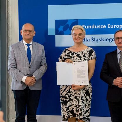 Grzegorz Boski, wicemarszałek Województwa Śląskiego, prezentuje listy gratulacyjne dla beneficjentów projektów energetycznych w ramach Funduszy Europejskich dla Śląska 2021-2027. (wygenerowano przez AI)