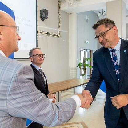 Grzegorz Boski, wicemarszałek Województwa Śląskiego, wręcza listy gratulacyjne beneficjentom konkursów związanych z rozwojem energetyki i efektywnością energetyczną w Śląskim. (wygenerowano przez AI)