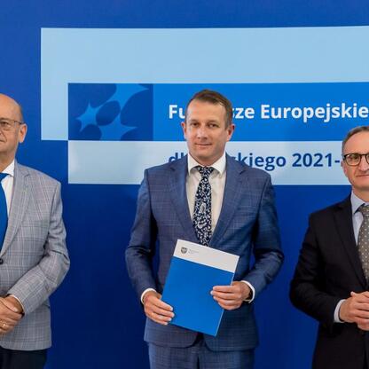 Wicemarszałek Grzegorz Boski i jego współpracownicy prezentują certyfikaty dla beneficjentów funduszy europejskich na Śląsku. (wygenerowano przez AI)