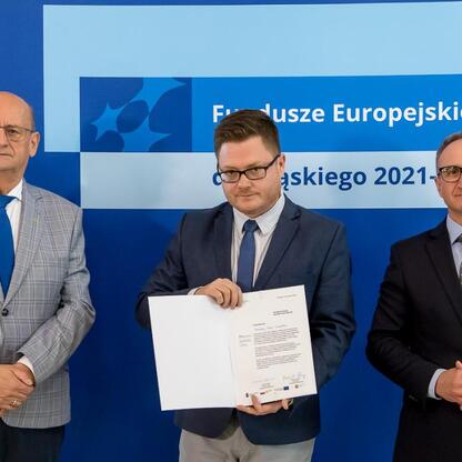 Wicemarszałek Grzegorz Boski wręcza listy gratulacyjne beneficjentom projektów energetycznych w Silesia. (wygenerowano przez AI)