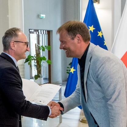 Grzegorz Boski, wicemarszałek Województwa Śląskiego, wręcza listy gratulacyjne beneficjentom projektów energetycznych. (wygenerowano przez AI)