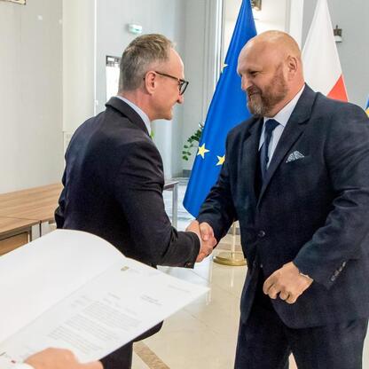 Grzegorz Boski, wicemarszałek Województwa Śląskiego, wręcza listy gratulacyjne beneficjentom projektów energetycznych województwa. (wygenerowano przez AI)