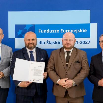Wicemarszałek Grzegorz Boski wręcza listy gratulacyjne beneficjentom projektów energetycznych województwa śląskiego. (wygenerowano przez AI)