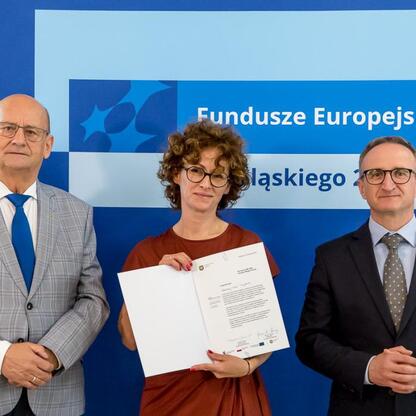 Grzegorz Boski, wicemarszałek Województwa Śląskiego, wręcza listy gratulacyjne beneficjentom projektów energetycznych. (wygenerowano przez AI)