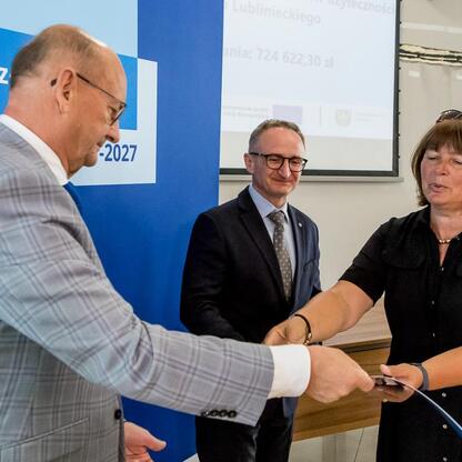 Wicemarszałek Grzegorz Boski wręcza listy gratulacyjne beneficjentom Europejskich Funduszy dla Śląska. (wygenerowano przez AI)
