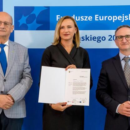 Wicemarszałek Grzegorz Boski wręcza listy gratulacyjne beneficjentom projektów energetycznych województwa śląskiego. (wygenerowano przez AI)