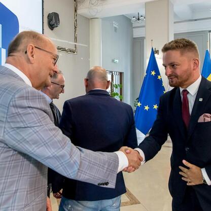 Grzegorz Boski, wicemarszałek Województwa Śląskiego, wręcza listy gratulacyjne beneficjentom projektów energetycznych. (wygenerowano przez AI)