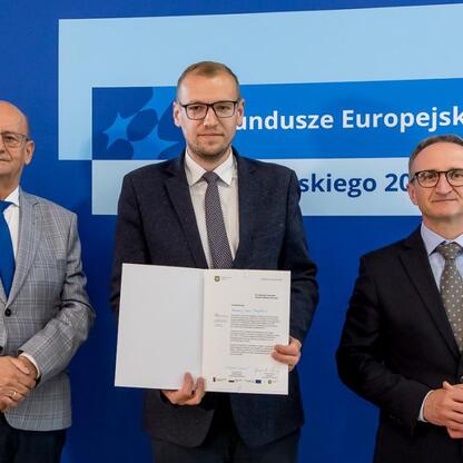 Grzegorz Boski, wicemarszałek Województwa Śląskiego, wręcza listy gratulacyjne beneficjentom projektów energetycznych. (wygenerowano przez AI)
