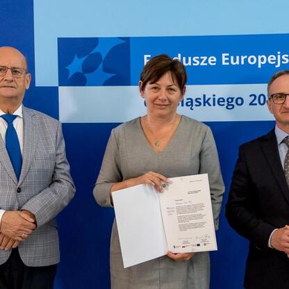 Wicemarszałek Grzegorz Boski wręcza listy gratulacyjne beneficjentom konkursów związanych z rozwojem energetyki województwa śląskiego. (wygenerowano przez AI)