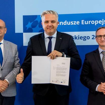 Grzegorz Boski, wicemarszałek Województwa Śląskiego, wręcza listy gratulacyjne beneficjentom projektów energetycznych. (wygenerowano przez AI)