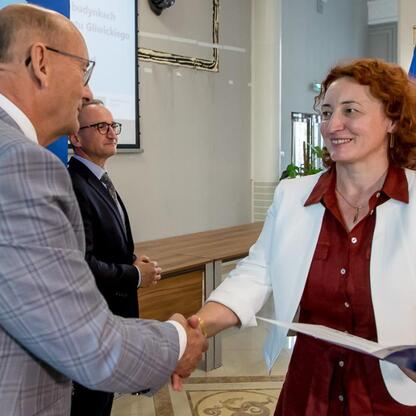 Grzegorz Boski, Wicemarszałek Województwa Śląskiego, wręcza gratulacje beneficjentom projektów z Europejskich Funduszy dla Śląska. (wygenerowano przez AI)