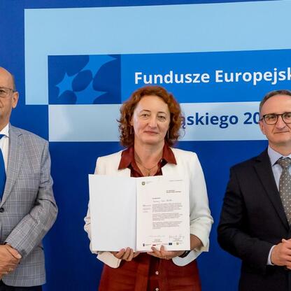 Grzegorz Boski, wicemarszałek Województwa Śląskiego, wręcza listy gratulacyjne beneficjentom projektów energetycznych. (wygenerowano przez AI)