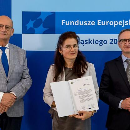 Wicemarszałek Grzegorz Boski wręcza beneficjentom listy gratulacyjne w ramach Funduszy Europejskich dla Śląska 2021-2027. (wygenerowano przez AI)
