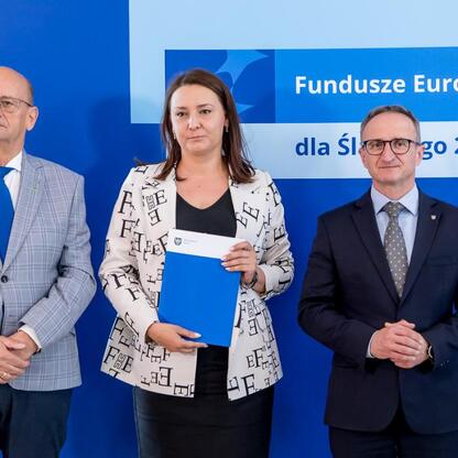 Grzegorz Boski, wicemarszałek Województwa Śląskiego, wręcza listy gratulacyjne beneficjentom projektów energetycznych. (wygenerowano przez AI)