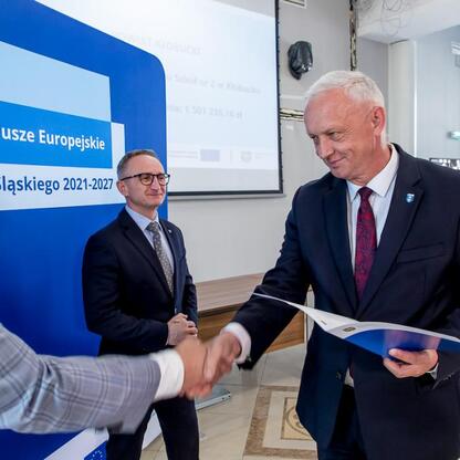 Wicemarszałek Grzegorz Boski wręcza certyfikaty beneficjentom projektów energetycznych w Województwie Śląskim. (wygenerowano przez AI)