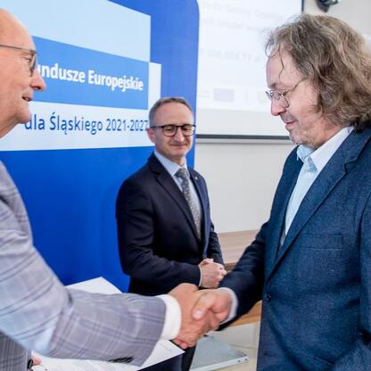 Grzegorz Boski, wicemarszałek Województwa Śląskiego, wręcza listy gratulacyjne beneficjentom projektów energetycznych finansowanych z Europejskich Funduszy dla Śląska 2021-2027. (wygenerowano przez AI)