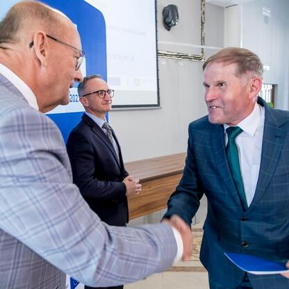 Wicemarszałek Grzegorz Boski wręcza listy gratulacyjne beneficjentom projektów energetycznych w Województwie Śląskim. (wygenerowano przez AI)