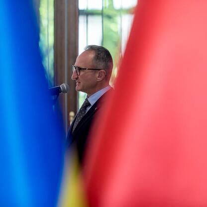 Wicemarszałek Województwa Śląskiego Grzegorz Boski przemawia na konferencji o efektywności energetycznej budynków użyteczności publicznej. (wygenerowano przez AI)