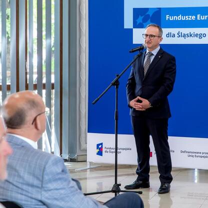Wicemarszałek Grzegorz Boski wręcza certyfikaty beneficjentom Europejskich Funduszy dla Śląska 2021-2027. (wygenerowano przez AI)