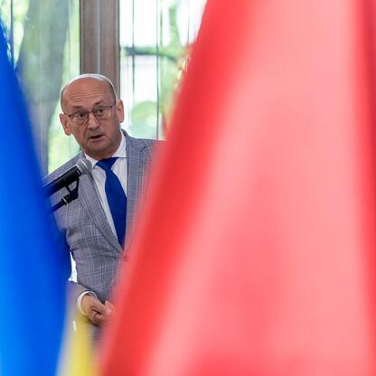 Grzegorz Boski, wicemarszałek Województwa Śląskiego, przemawia na konferencji o efektywnym wykorzystaniu funduszy europejskich w energetyce. (wygenerowano przez AI)