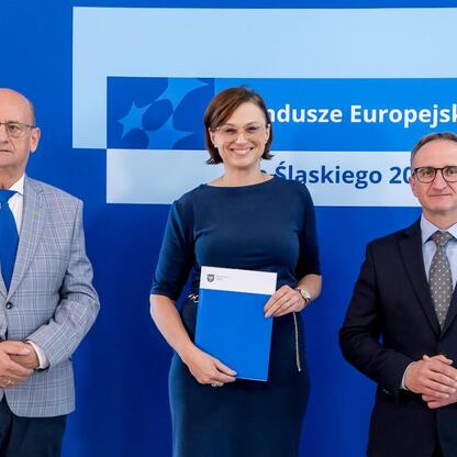 Wicemarszałek Grzegorz Boski i jego współpracownicy prezentują logotypy Funduszy Europejskich dla Śląska 2021-2027. (wygenerowano przez AI)