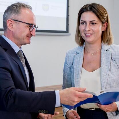 Wicemarszałek Grzegorz Boski wręcza dokumenty beneficjentom projektów energetycznych województwa śląskiego. (wygenerowano przez AI)