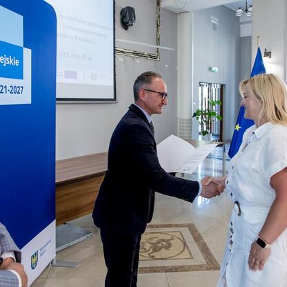 Wicemarszałek Grzegorz Boski wręcza gratulacje beneficjentom projektów energetycznych w Województwie Śląskim. (wygenerowano przez AI)