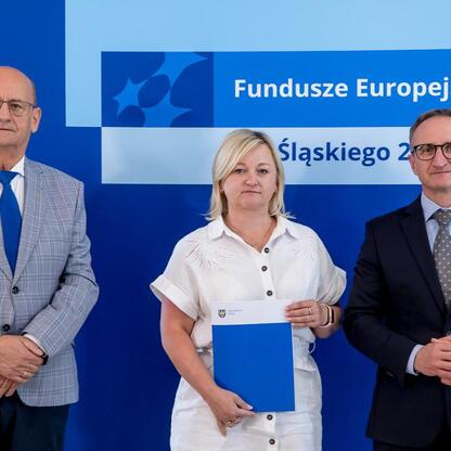 Grzegorz Boski, wicemarszałek Województwa Śląskiego, wręcza listy gratulacyjne beneficjentom projektów energetycznych finansowanych z Europejskich Funduszy dla Śląska 2021-2027. (wygenerowano przez AI)